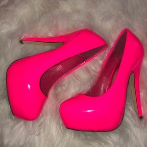 Neon pink pumps!
